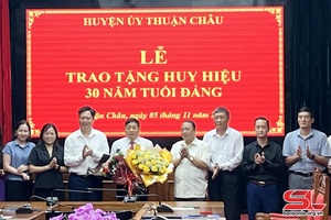 'Lễ trao Huy hiệu 30 năm tuổi Đảng cho đảng viên