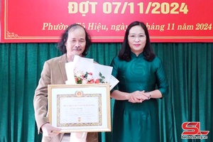 'Đảng ủy phường Tô Hiệu tổ chức Lễ trao tặng Huy hiệu Đảng đợt 7/11