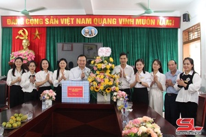 'Đồng chí Bí thư Thành ủy chúc mừng các trung tâm, trường học nhân Kỷ niệm Ngày Nhà giáo Việt Nam 20/11