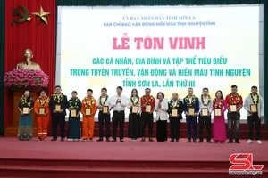 'Tôn vinh 51 cá nhân, tập thể và gia đình có thành tích trong tuyên truyền, vận động và hiến máu tình nguyện 