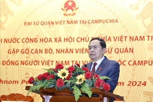 'Chủ tịch Quốc hội Trần Thanh Mẫn gặp gỡ cộng đồng người Việt tại Campuchia