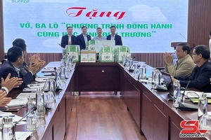 'Chương trình tặng vở, balo “Đồng hành cùng học sinh đến trường”