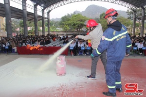 'Chương trình trải nghiệm, thực hành chữa cháy và cứu nạn, cứu hộ tại Trường THPT Chuyên Sơn La