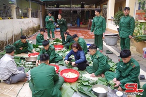 'Bộ đội Biên phòng gói bánh chưng đón tết