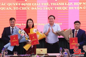 'Mường La công bố các quyết định thành lập, hợp nhất các cơ quan, tổ chức đảng