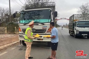 Hỗ trợ bảo đảm an toàn xe di chuyển trong thời tiết sương mù trên quốc lộ 6