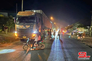 Va chạm ô tô với xe máy làm 2 người bị thương nặng