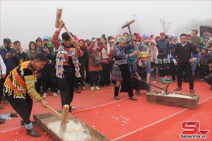 'Độc đáo thi giã bánh dày và múa khèn ở Ngày hội Hoa sơn tra 
