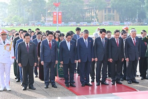 'Các đại biểu Quốc hội vào Lăng viếng Chủ tịch Hồ Chí Minh