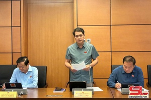 Đoàn đại biểu Quốc hội tỉnh Sơn La thảo luận tại tổ về một số dự thảo luật