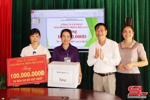 'Chuyển trao 100 triệu đồng hỗ trợ Trường Mầm non Hoa Phượng Đỏ, xã Bó Sinh