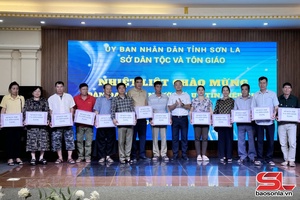 'Gặp mặt Đoàn đại biểu người có uy tín tiêu biểu thị xã Mộc Châu
