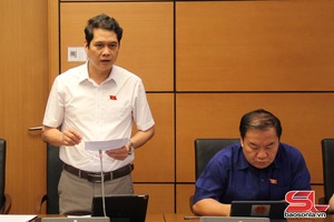Đoàn đại biểu Quốc hội tỉnh Sơn La thảo luận tại tổ về một số dự thảo luật