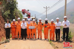 'Công đoàn Công ty Điện lực Sơn La thăm hỏi, tặng quà công nhân làm việc trực tiếp trong thời tiết nắng nóng