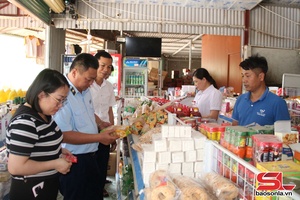 'Đoàn kiểm tra liên ngành của Ban Chỉ đạo An toàn thực phẩm tỉnh làm việc tại huyện Quỳnh Nhai