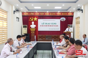 'Lễ trao tặng Huy hiệu 30 năm tuổi Đảng cho đảng viên