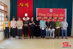 'Trao hơn 100 suất quà cho hộ nghèo xã Mường Sại và Nặm Ét