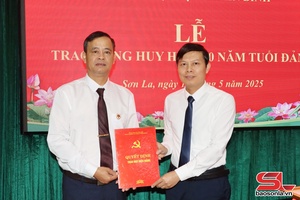 'Lễ trao tặng Huy hiệu 40 năm tuổi Đảng cho đảng viên