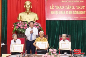 Đồng chí Phó Bí thư Thường trực Tỉnh ủy trao Huy hiệu Đảng tại huyện Quỳnh Nhai