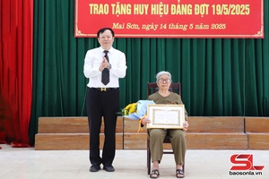 Lễ trao tặng Huy hiệu Đảng cho đảng viên đợt 19/5