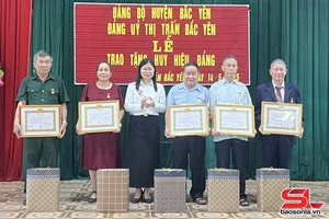 'Đảng bộ Bắc Yên trao tặng Huy hiệu Đảng đợt 19/5