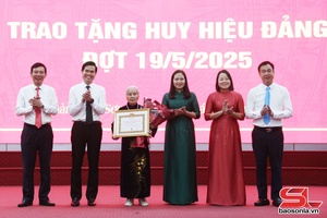 Đồng chí Bí thư Tỉnh uỷ trao Huy hiệu Đảng đợt 19/5