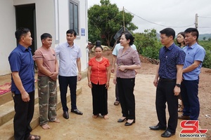 Thứ Trưởng Bộ Dân tộc và Tôn giáo thăm, tặng quà hộ xóa nhà tạm tại huyện Mai Sơn