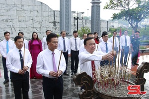 'Dâng hoa, dâng hương tượng đài Bác Hồ với đồng bào các dân tộc Tây Bắc và Đền thờ Bác Hồ