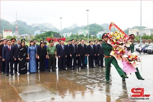 Dâng hoa, dâng hương Tượng đài "Bác Hồ với đồng bào các dân tộc Tây Bắc" và Đền thờ Bác Hồ