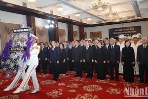 'Nhiều đoàn đến viếng Nguyên Chủ tịch nước Trần Đức Lương tại Thành phố Hồ Chí Minh
