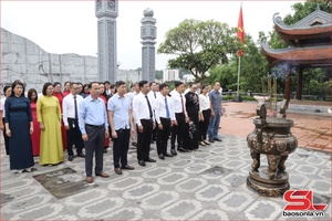 Hội Nhà báo tỉnh, dâng hoa, dâng hương Đền thờ Bác Hồ và các Anh hùng liệt sĩ Nhà tù Sơn La