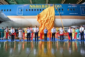 'Ra mắt logo Báo Nhân Dân trên máy bay của Vietnam Airlines nhân kỷ niệm 100 năm Ngày Báo chí Cách mạng Việt Nam