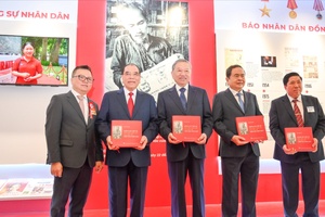 'Tổng Bí thư Tô Lâm tham quan không gian trưng bày Hội báo toàn quốc 2025