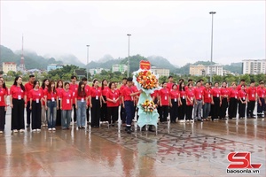 ' Dâng hoa Tượng đài Bác Hồ và diễu hành tuyên truyền về hiến máu tình nguyện