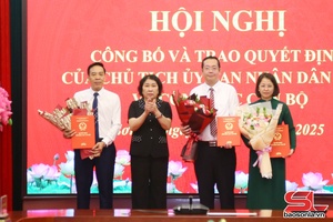 UBND tỉnh công bố các quyết định về công tác cán bộ 