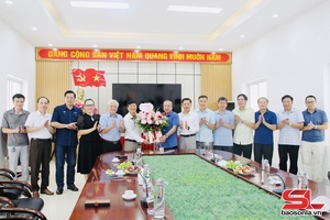 'Câu lạc bộ nguyên lãnh đạo báo chí Sơn La chúc mừng Báo và phát thanh, truyền hình Sơn La