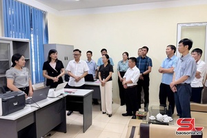 Đồng chí Chủ nhiệm Ủy ban Kiểm tra Tỉnh ủy kiểm tra việc vận hành chính quyền địa phương hai cấp tại cơ sở