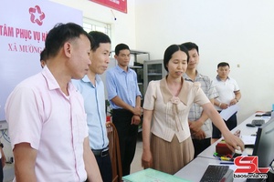 Đồng chí Lưu Minh Quân kiểm tra tình hình vận hành chính quyền 2 cấp tại xã Mường Khiêng, xã Chiềng La