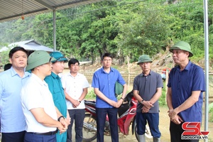 Đồng chí Phó Chủ tịch UBND tỉnh kiểm tra tình hình ngập úng tại bản Phiêng Nghè
