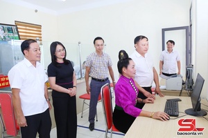 Đồng chí Trưởng ban Tuyên giáo và Dân vận Tỉnh ủy kiểm tra việc vận hành chính quyền địa phương 2 cấp tại xã Mường É