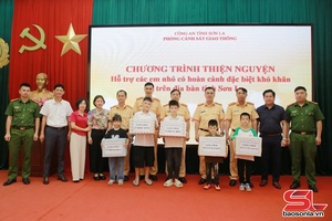 'Phòng Cảnh sát giao thông đỡ đầu 5 em nhỏ có hoàn cảnh khó khăn