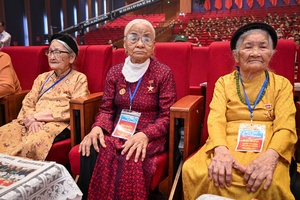 'Xúc động hình ảnh gặp mặt người có công và nhân chứng lịch sử
