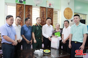'Phường Chiềng Cơi thăm, tặng quà các thương binh, bệnh binh