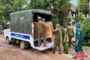 'Công an xã Phù Yên hỗ trợ 2 hộ ra khỏi khu vực có nguy cơ sạt lở