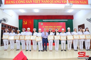 'Trường Cao đẳng Y tế Sơn La tổ chức lễ trao bằng tốt nghiệp năm học 2024-2025
