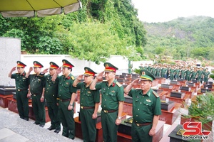 'Lãnh đạo Bộ Chỉ huy Quân sự tỉnh Sơn La dâng hương tưởng niệm các Anh hùng liệt sĩ