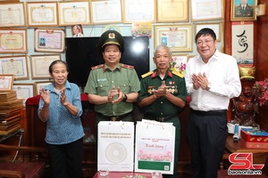 'Đồng chí Giám đốc Công an tỉnh thăm, tặng quà các gia đình chính sách