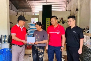 'Viettel hỗ trợ người dân Sơn La duy trì liên lạc trong mưa lũ