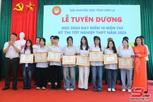 'Tuyên dương 154 học sinh đạt điểm 10 kỳ thi tốt nghiệp THPT