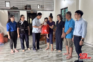 'Xã Thuận Châu hỗ trợ các hộ dân bị thiệt hại do mưa lũ